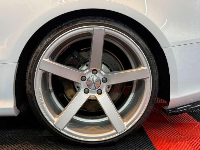 ＲＳ５ ベースグレード　４．２　４ＷＤ　スズカグレー　社外可変バルブマフラー　ＶＯＳＳＥＮ２０インチアルミ　リアディフューザー　リアスポイラー　車高調　強化イグニッションコイル　Ｖ８　４．２Ｌ　４５０ＨＰ（63枚目）