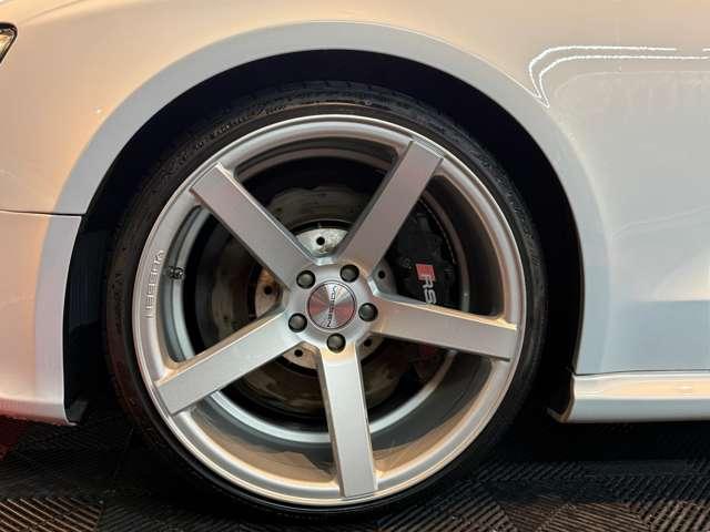 ＲＳ５ ベースグレード　４．２　４ＷＤ　スズカグレー　社外可変バルブマフラー　ＶＯＳＳＥＮ２０インチアルミ　リアディフューザー　リアスポイラー　車高調　強化イグニッションコイル　Ｖ８　４．２Ｌ　４５０ＨＰ（64枚目）