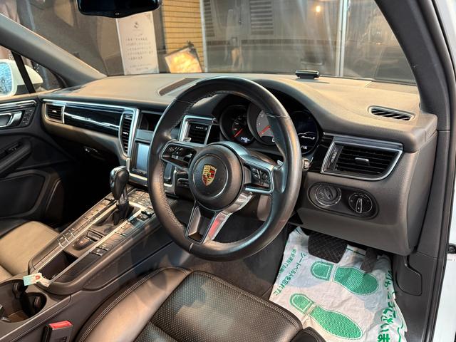 マカン マカンＳ　ＰＤＫ　４ＷＤ　クルーズコントロール　カーボンサイドブレード　リアエアコン吹き出し口　ＢＯＳＥサウンド　アルミホイール　ミュージックプレイヤー接続　バックカメラ　パワーシート　革シート（46枚目）