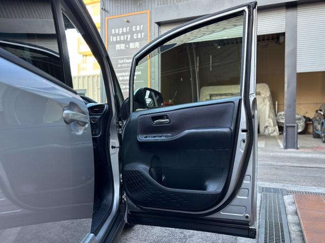 ノア Ｓｉ　両側パワースライドドア／純正ナビ／地デジ／バックカメラ／純正天吊りモニター（11枚目）