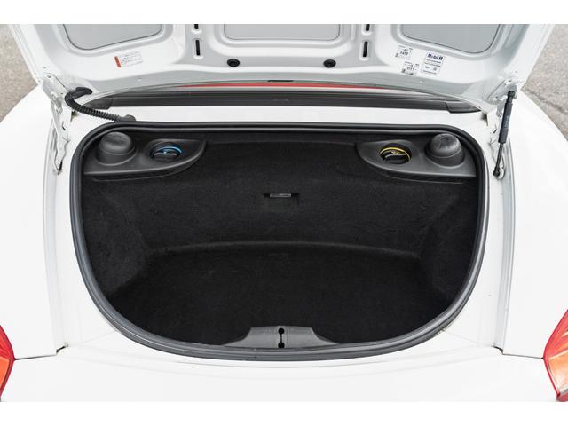 ボクスター ボクスター　ＭＹ１３　スポーツクロノＰ　ブラックレザーインテ　スポーツシートプラス　ヒーター＆ベンチレーター　赤幌　ナビＴＶ　レッドシートベルト　スポーツデザインステア　電格ミラー　ＰＤＬＳ　１８ＡＷ　２年保証（17枚目）