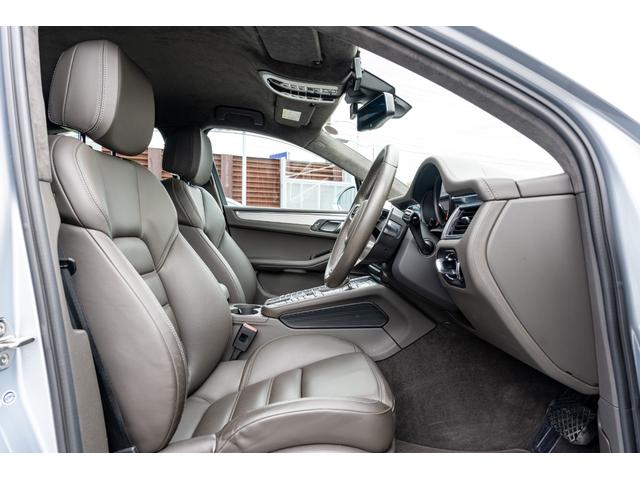 マカン マカン　ターボ　２０１５年モデル　スポクロ　アゲートグレーレザーシート　スポエグ　ＰＡＳＭ　エアサス　レーンキープアシスト　ブラインドスポットアシスト　エントリードライブ　ＡＣＣ　ＢＯＳＥ　２１インチＡＷ　２年保証（7枚目）