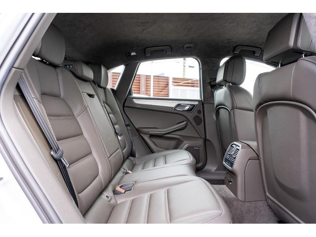 マカン マカン　ターボ　２０１５年モデル　スポクロ　アゲートグレーレザーシート　スポエグ　ＰＡＳＭ　エアサス　レーンキープアシスト　ブラインドスポットアシスト　エントリードライブ　ＡＣＣ　ＢＯＳＥ　２１インチＡＷ　２年保証（17枚目）