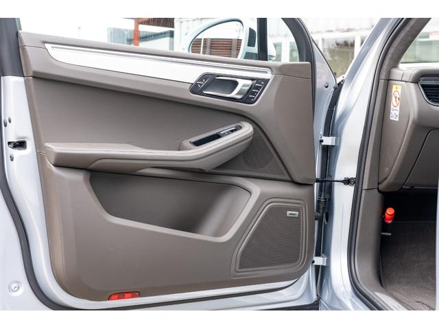 マカン マカン　ターボ　２０１５年モデル　スポクロ　アゲートグレーレザーシート　スポエグ　ＰＡＳＭ　エアサス　レーンキープアシスト　ブラインドスポットアシスト　エントリードライブ　ＡＣＣ　ＢＯＳＥ　２１インチＡＷ　２年保証（25枚目）