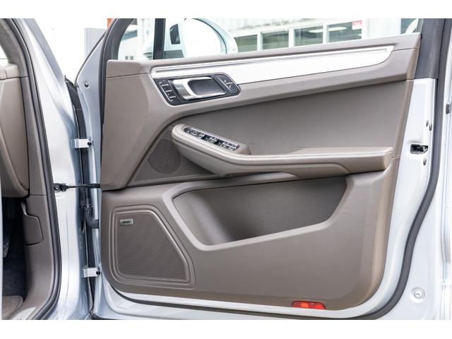 マカン マカン　ターボ　２０１５年モデル　スポクロ　アゲートグレーレザーシート　スポエグ　ＰＡＳＭ　エアサス　レーンキープアシスト　ブラインドスポットアシスト　エントリードライブ　ＡＣＣ　ＢＯＳＥ　２１インチＡＷ　２年保証（26枚目）