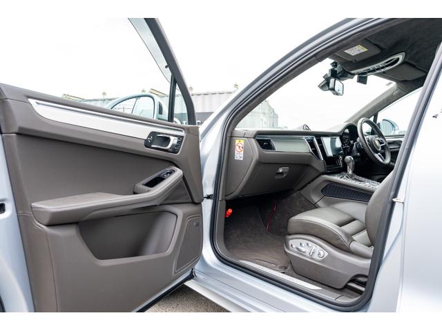 マカン マカン　ターボ　２０１５年モデル　スポクロ　アゲートグレーレザーシート　スポエグ　ＰＡＳＭ　エアサス　レーンキープアシスト　ブラインドスポットアシスト　エントリードライブ　ＡＣＣ　ＢＯＳＥ　２１インチＡＷ　２年保証（28枚目）