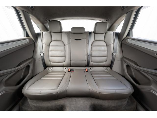 マカン マカン　ターボ　２０１５年モデル　スポクロ　アゲートグレーレザーシート　スポエグ　ＰＡＳＭ　エアサス　レーンキープアシスト　ブラインドスポットアシスト　エントリードライブ　ＡＣＣ　ＢＯＳＥ　２１インチＡＷ　２年保証（50枚目）