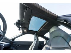車内に光を取り入れ明るく開放的に演出するガラススライディングルーフシステムを採用！状況に応じてチルトアップ＆スライドの２パターンでご使用頂けます。 6