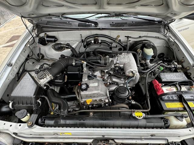 タコマ 　２００２年トヨタタコマレギュラーキャブ。２．４Ｌ　直４エンジン　４速Ａ／Ｔ、エアコン　パワステも装備したカリフォルニア３オーナー　全長　４６８ｃｍ全幅　１６９ｃｍ　車検初回２年　１ナンバー登録日本上陸（10枚目）