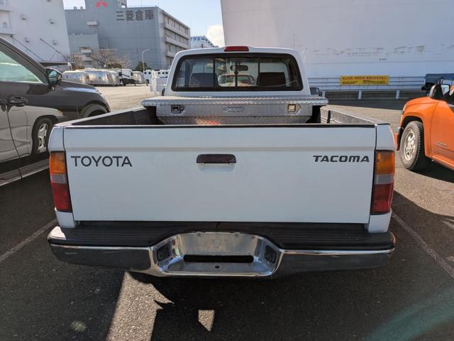 タコマ 　２．４Ｌ　直列４気筒エンジン　５速マニュアルトランスミッション　ナチュラルホワイトボディ　レギュラーキャブ　ベンチシート　エアコン　パワステ　純正ホイールカバー付き１４インチホイール３人乗り１ナンバー（67枚目）