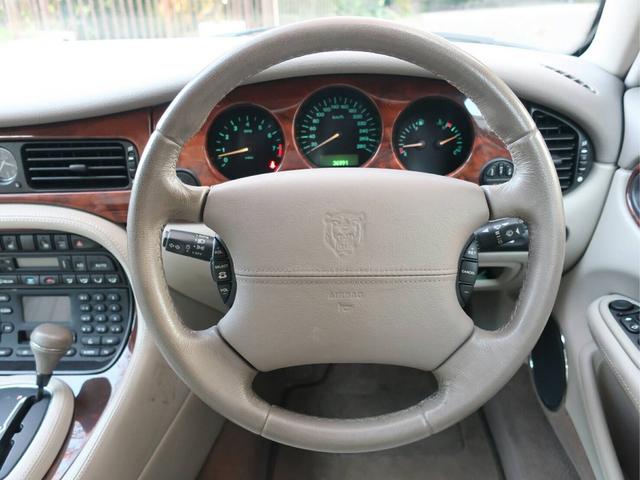 XJ エグゼクティブ3.2-V8革シート 天井張替済 禁煙車(8枚目)