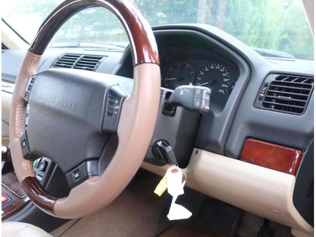 レンジローバー 4.0SE 4WD オートクルーズコントロール アルミホイール キーレスエントリー シートヒーター 革シート AT 盗難防止システム CD カセット ABS エアコン パワーウィンドウ(4枚目)