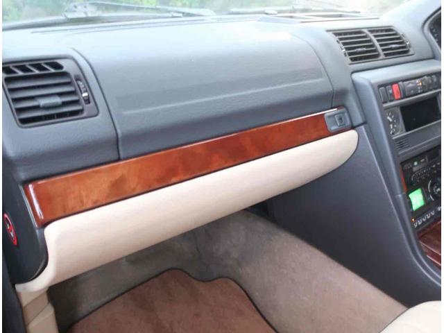 レンジローバー 4.0SE 4WD オートクルーズコントロール アルミホイール キーレスエントリー シートヒーター 革シート AT 盗難防止システム CD カセット ABS エアコン パワーウィンドウ(9枚目)