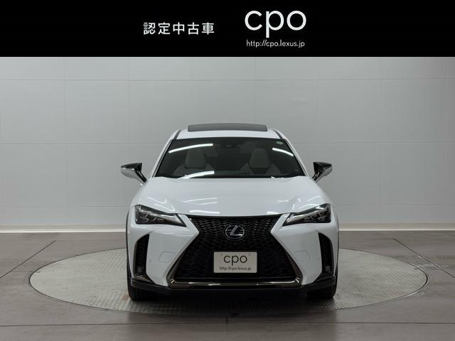 ＵＸ ＵＸ２５０ｈ　Ｆスポーツ　白革　ムーンルーフ　パノラミックビューモニター　３眼フルＬＥＤランプ　ヘッドアップディスプライ　シートヒーター　シートクーラー　パワーバックゲート　ドライブレコーダー　禁煙車　ワンオーナー（2枚目）