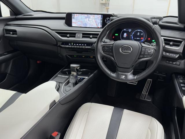 ＵＸ ＵＸ２５０ｈ　Ｆスポーツ　白革　ムーンルーフ　パノラミックビューモニター　３眼フルＬＥＤランプ　ヘッドアップディスプライ　シートヒーター　シートクーラー　パワーバックゲート　ドライブレコーダー　禁煙車　ワンオーナー（7枚目）