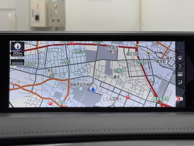 ＵＸ ＵＸ２５０ｈ　Ｆスポーツ　白革　ムーンルーフ　パノラミックビューモニター　３眼フルＬＥＤランプ　ヘッドアップディスプライ　シートヒーター　シートクーラー　パワーバックゲート　ドライブレコーダー　禁煙車　ワンオーナー（8枚目）