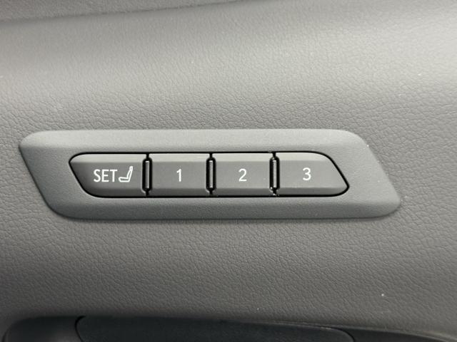 ＵＸ ＵＸ２５０ｈ　Ｆスポーツ　白革　ムーンルーフ　パノラミックビューモニター　３眼フルＬＥＤランプ　ヘッドアップディスプライ　シートヒーター　シートクーラー　パワーバックゲート　ドライブレコーダー　禁煙車　ワンオーナー（16枚目）