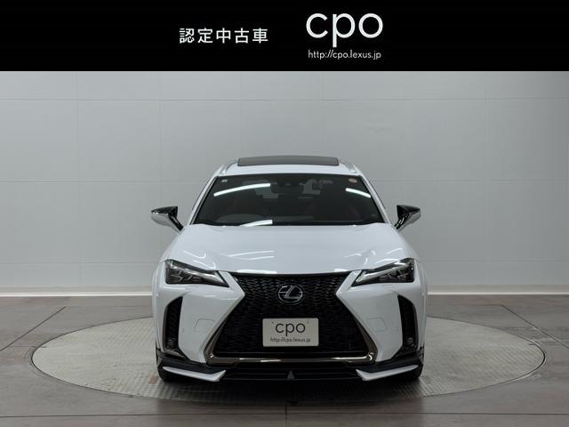 ＵＸ ＵＸ２５０ｈ　Ｆスポーツ　赤革　ＴＲＤフロントスポイラー　ＴＲＤサイドスカート　同色エアロフェンダー　ムーンルーフ　ルーフレール　パノラミックビューモニター　３眼ＬＥＤ　おくだけ充電　前後ドライブレコーダー　禁煙車（2枚目）