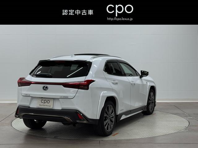 ＵＸ ＵＸ２５０ｈ　Ｆスポーツ　赤革　ＴＲＤフロントスポイラー　ＴＲＤサイドスカート　同色エアロフェンダー　ムーンルーフ　ルーフレール　パノラミックビューモニター　３眼ＬＥＤ　おくだけ充電　前後ドライブレコーダー　禁煙車（3枚目）