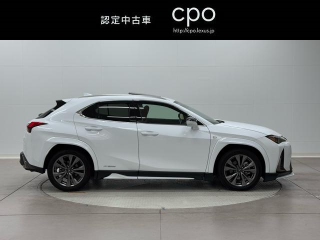 ＵＸ ＵＸ２５０ｈ　Ｆスポーツ　赤革　ＴＲＤフロントスポイラー　ＴＲＤサイドスカート　同色エアロフェンダー　ムーンルーフ　ルーフレール　パノラミックビューモニター　３眼ＬＥＤ　おくだけ充電　前後ドライブレコーダー　禁煙車（5枚目）