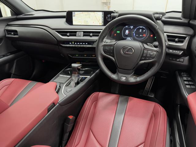 ＵＸ ＵＸ２５０ｈ　Ｆスポーツ　赤革　ＴＲＤフロントスポイラー　ＴＲＤサイドスカート　同色エアロフェンダー　ムーンルーフ　ルーフレール　パノラミックビューモニター　３眼ＬＥＤ　おくだけ充電　前後ドライブレコーダー　禁煙車（6枚目）
