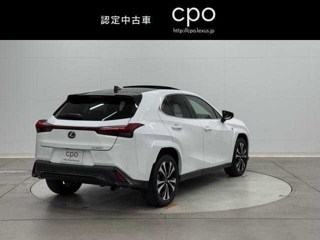 UX UX200 Fスポーツエモーショナルエクスプローラ マイナー後モデル 専用ブラック&レッドLtex ブラックルーフ 同色フェンダーアーチ ムーンルーフ 3眼LEDヘッドランプ パノラミックビューモニター BSM シートヒーター シートクーラー 禁煙車(3枚目)