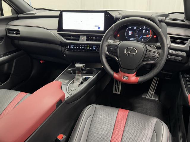UX UX200 Fスポーツエモーショナルエクスプローラ マイナー後モデル 専用ブラック&レッドLtex ブラックルーフ 同色フェンダーアーチ ムーンルーフ 3眼LEDヘッドランプ パノラミックビューモニター BSM シートヒーター シートクーラー 禁煙車(7枚目)