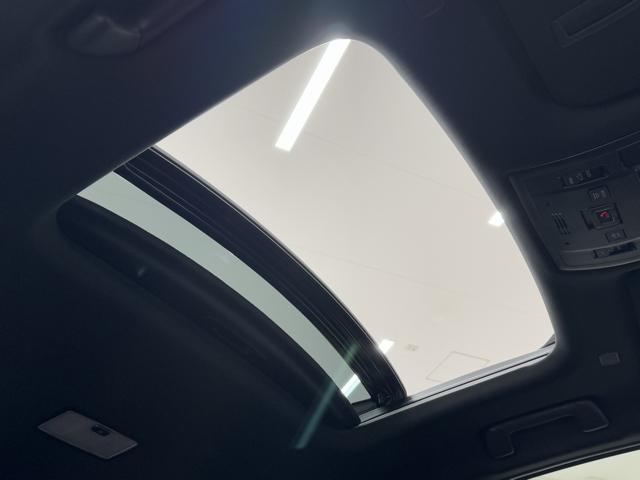 UX UX200 Fスポーツエモーショナルエクスプローラ マイナー後モデル 専用ブラック&レッドLtex ブラックルーフ 同色フェンダーアーチ ムーンルーフ 3眼LEDヘッドランプ パノラミックビューモニター BSM シートヒーター シートクーラー 禁煙車(8枚目)