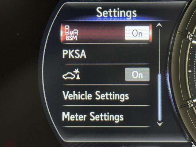 UX UX200 Fスポーツエモーショナルエクスプローラ マイナー後モデル 専用ブラック&レッドLtex ブラックルーフ 同色フェンダーアーチ ムーンルーフ 3眼LEDヘッドランプ パノラミックビューモニター BSM シートヒーター シートクーラー 禁煙車(13枚目)