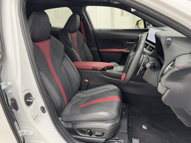 UX UX200 Fスポーツエモーショナルエクスプローラ マイナー後モデル 専用ブラック&レッドLtex ブラックルーフ 同色フェンダーアーチ ムーンルーフ 3眼LEDヘッドランプ パノラミックビューモニター BSM シートヒーター シートクーラー 禁煙車(16枚目)