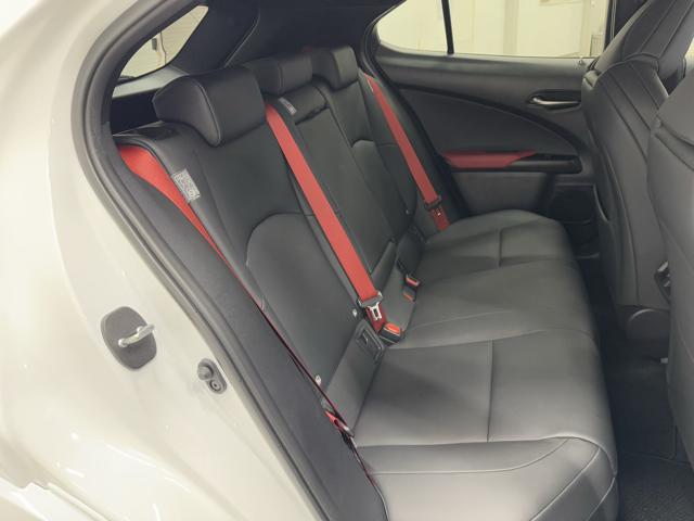 UX UX200 Fスポーツエモーショナルエクスプローラ マイナー後モデル 専用ブラック&レッドLtex ブラックルーフ 同色フェンダーアーチ ムーンルーフ 3眼LEDヘッドランプ パノラミックビューモニター BSM シートヒーター シートクーラー 禁煙車(17枚目)