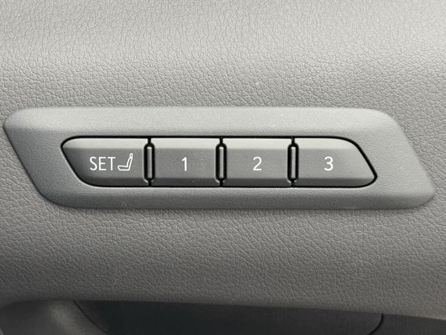 UX UX200 Fスポーツエモーショナルエクスプローラ マイナー後モデル 専用ブラック&レッドLtex ブラックルーフ 同色フェンダーアーチ ムーンルーフ 3眼LEDヘッドランプ パノラミックビューモニター BSM シートヒーター シートクーラー 禁煙車(18枚目)