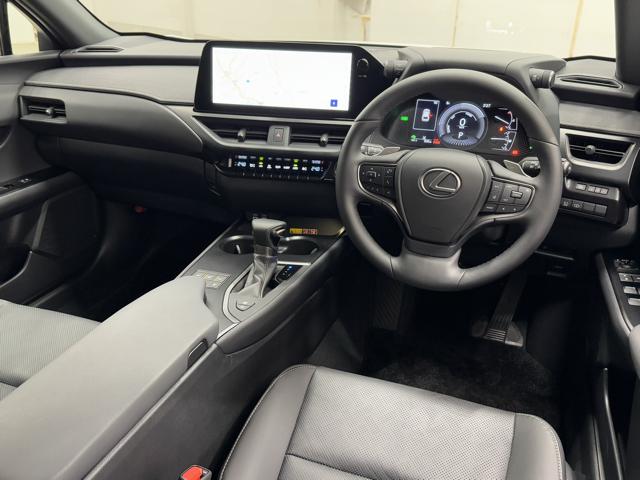 ＵＸ ＵＸ２５０ｈ　バージョンＬ　マイナー後モデル　黒革　ムーンルーフ　パノラミック　ブラインドスポットモニタービューモニター　ヘッドアップディスプレイ　ダークグレー１８ＡＷ　前後ドライブレコーダー　禁煙車（7枚目）
