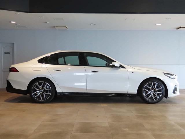 ５シリーズ ５２３ｄ　ｘＤｒｉｖｅ　Ｍスポーツ　認定中古車（全国保証）半革　インテリアカメラ　アイコニックグローエクステリア１９ＡＷ　４ゾーンＡＣ　インテリアカメラ　Ｄアシストプロ　ＡＣＣ　Ｐアシストプロ　全周囲カメラ　ＰＤＣ　ＡｄｐＬＥＤヘッド（8枚目）