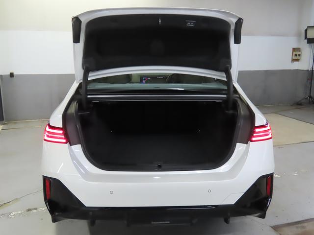 ｉ５ Ｍ６０　ｘＤｒｉｖｅ　認定中古車（全国保証）エクスクルーシブメリノレザーＰｋｇ　ＡｄｐＭサスプロ　２０ＡＷインテリアカメラ　Ｄアシストプロ　ＡＣＣ　Ｐアシストプロ　全周囲カメラ　ＰＤＣ　ＡｄｐＬＥＤヘッド　ハーマンカードン（31枚目）