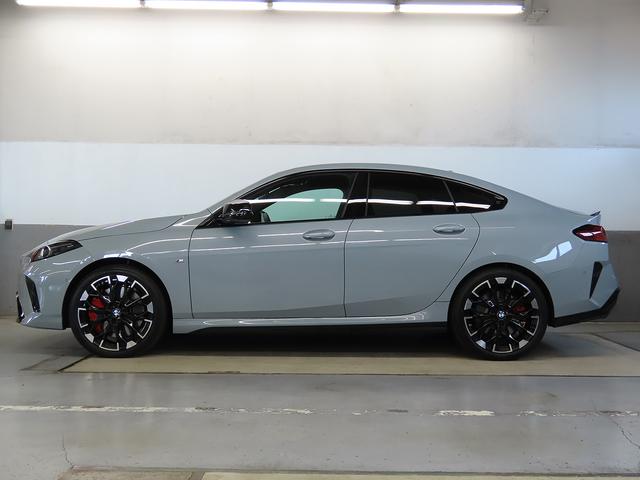 ２シリーズ Ｍ２３５　ｘＤｒｉｖｅグランクーペ　認定中古車（全国保証）ヴェガンザ・コーラルレッド／ブラック、１９ＡＷ、Ｃアクセス、インテリアカメラ、Ｄアシストプロ、ＡＣＣ、Ｐアシスト＋、全周囲カメラ、ＰＤＣＭ、リアスポイラー、ＡｄｐＬサス（7枚目）