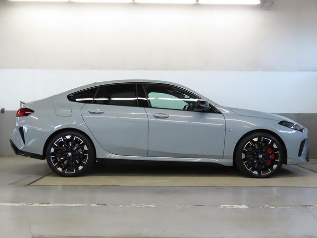 ２シリーズ Ｍ２３５　ｘＤｒｉｖｅグランクーペ　認定中古車（全国保証）ヴェガンザ・コーラルレッド／ブラック、１９ＡＷ、Ｃアクセス、インテリアカメラ、Ｄアシストプロ、ＡＣＣ、Ｐアシスト＋、全周囲カメラ、ＰＤＣＭ、リアスポイラー、ＡｄｐＬサス（8枚目）