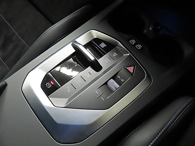 �Z���^�[�R���\�[���ɂ͕K�v�Œ���̃X�C�b�`�������c���A�ׂ��ȃZ�b�e�B���O�͂��ׂă^�b�`�X�N���[���ւƈڍs