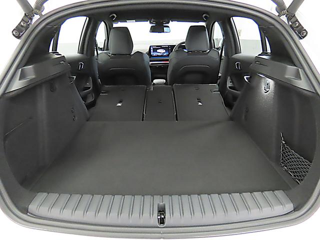 �׎��̗e�ʂ͐�ヂ�f���Ɠ����R�W�O���b�^�[�`�P�Q�O�O���b�^�[�B���T�C�h�ɂ̓R���r�j�t�b�N��������Ă���