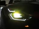 先進のLEDテクノロジーを採用。照射される白色光の周波特性は太陽に近く、バイ・キセノン・ヘッドライトを上回るコントラストでさらに明るく輝きます。