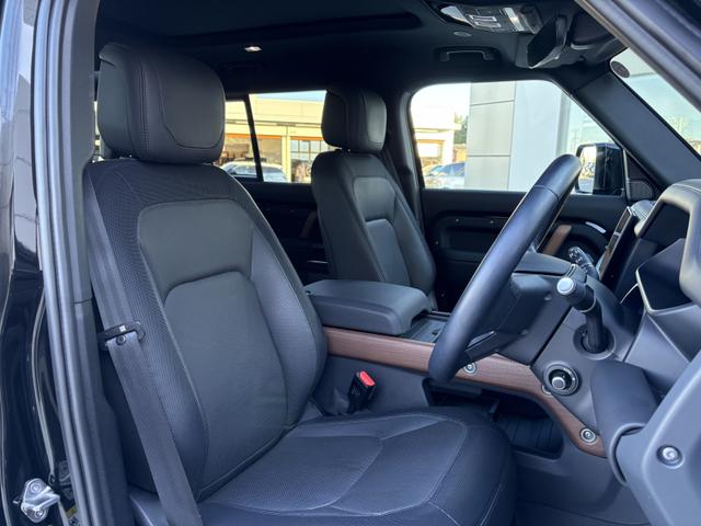 ディフェンダー １１０Ｘ－ダイナミックＨＳＥ　Ｄ３００　ディーゼルターボ　４ＷＤ　スライディングパノラミックルーフ　フィックスドサイドステップ　　２２インチスタイル５０９８　（グロスブラックフィニッシュ）（17枚目）