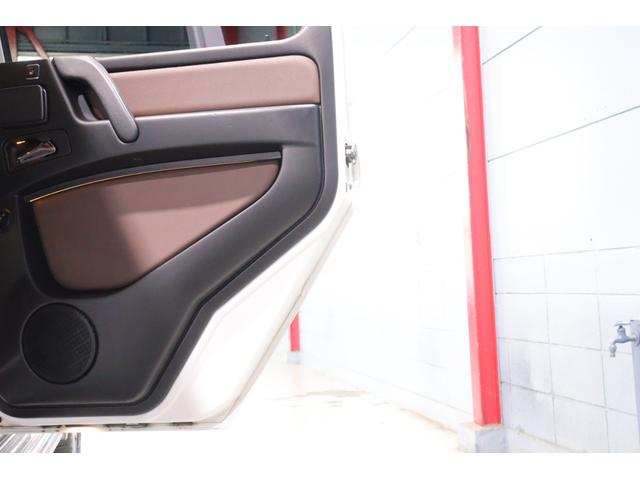 Ｇクラス Ｇ３５０　ブルーテック　３５ｔｈアニバーサリーＥＤ　７０台限定車　Ｇ６３仕様　ブラウンレザー　純正ナビ　ｈａｒｍａｎ／ｋａｒｄｏｎサウンド　ＡＣＣ　ブラインドスポットアシスト　Ｇ６３フロントバンパー／グリル／２０インチアルミ　スキッドプレート　２年保証（33枚目）