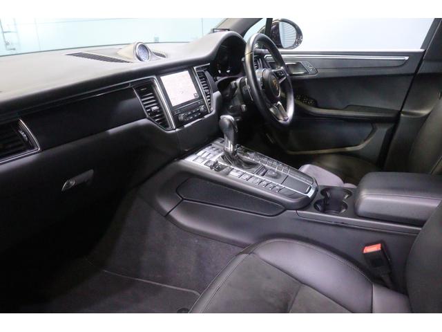 マカン マカン　ＭＹ１８　スポーツクロノＰＫＧ　クロノメーター　ＰＡＳＭ　黒半革　ＰＣＭナビ　ＣａｒＰｌａｙ　クルコン　スポーツプラスモード　キセノンヘッドライト　マカンＳ用１９インチアルミ　自動リアゲート　２年保証（9枚目）
