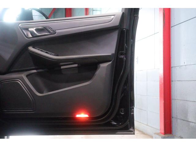 マカン マカン　ＭＹ１８　スポーツクロノＰＫＧ　クロノメーター　ＰＡＳＭ　黒半革　ＰＣＭナビ　ＣａｒＰｌａｙ　クルコン　スポーツプラスモード　キセノンヘッドライト　マカンＳ用１９インチアルミ　自動リアゲート　２年保証（34枚目）