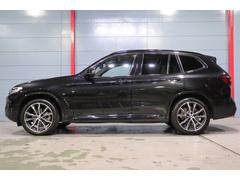 【２０２２年式　Ｘ３　ｘＤｒｉｖｅ　２０ｄ　Ｍスポーツ】が入庫致しました。ボディカラーは【ブラックサファイア】を配色。 3