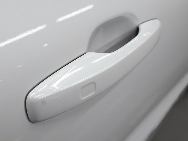 XC60 アルティメット B5 AWD サンルーフ アダプティブクルーズ スマートキー 白レザーシート シートヒーター シートエアコン ステアリングヒーター 純正ナビ ETC Bluetooth ドラレコ 全方位カメラ パワーリアゲート(5枚目)
