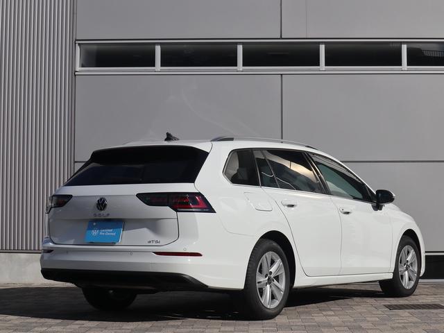 �㕔���Ȃ̃E�B���h�E�̓_�[�N�e�B���e�b�h�K���X���̗p���Ă��邱�Ƃɂ��A���z�����������Ă��܂��B�܂��O����̎����v���C�o�V�[�����܂��B