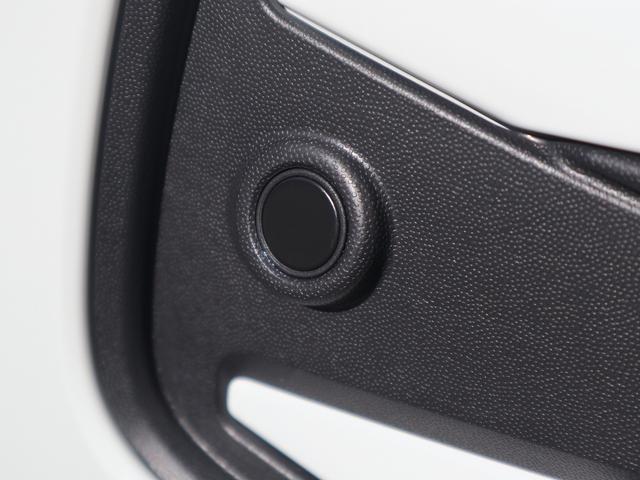 �o�b�N�J�����ƃp�[�N�f�B�X�^���X�R���g���[���B�O��o���p�[�ɐݒu���ꂽ�Z���T�[����Q�������m����ƃZ���T�[�������A��Q���Ƃ̋��������f�B�X�v���C�Ŏ��F���邱�Ƃ��ł��܂��B