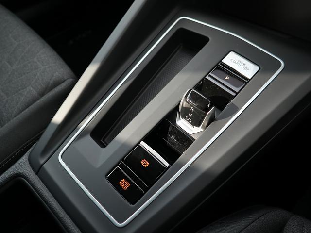 �V�t�g���o�[�ł͂Ȃ��X�C�b�`���̗p���Ă��܂��B�T�C�h�u���[�L�̓X�C�b�`�ɂđ���ł��܂��B�I�[�g�z���h�X�C�b�`�������΁A�t�b�g�u���[�L��ێ����A�⓹��a�؂ő��̔�J���y�����܂��B