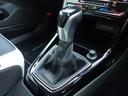 スムーズな加速を実現するDSGは2つのクラッチの作動により、高い伝達効率によって燃費向上にも貢献しています。 シフトレバー横に丸いエンジンスタートボタンが配置されています